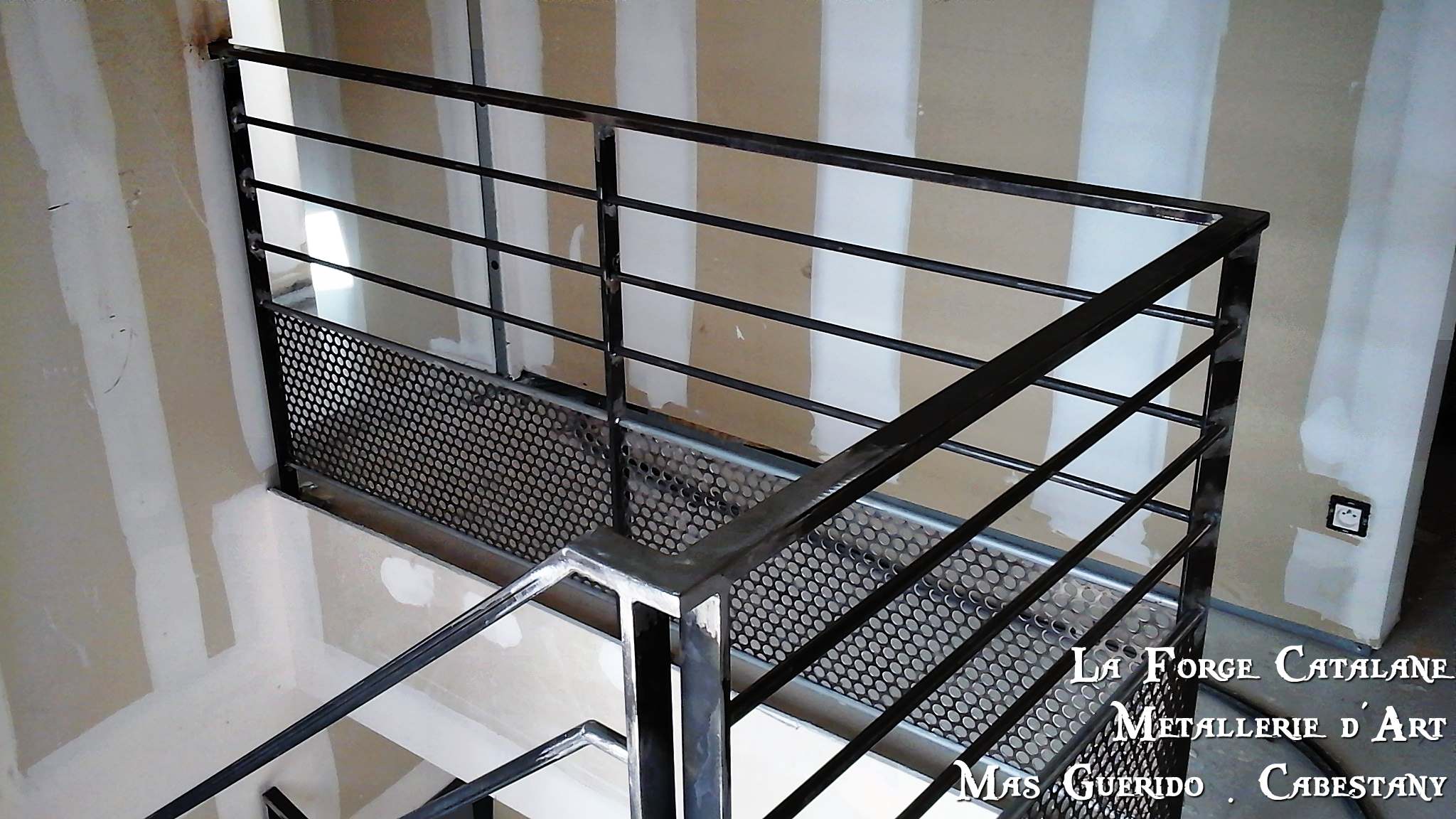 garde corps lisses horizontales et soubassement tole perforee forge catalane.jpg